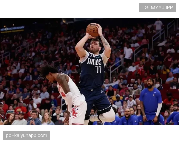 东契奇通过挡拆频繁制造空位，助攻和得分效率显著提升