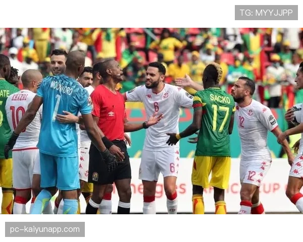 终场哨吹响判定：裁判终止比赛与补时规则解析