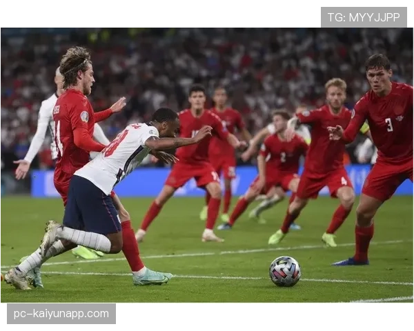 足球判罚标准详解：关键判罚原则与裁判执行细节解析