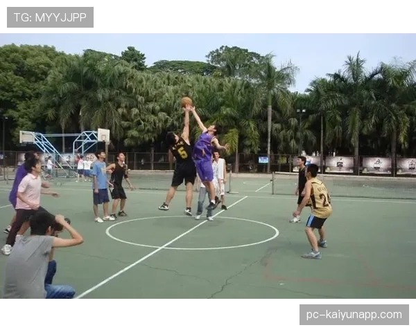 篮球比赛中边线发球有哪些常见违例和正确操作要领？